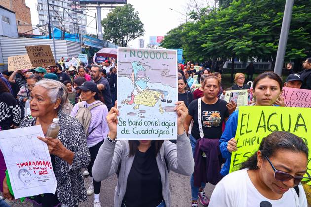 October 11, 2026: TO-45427- GUADALAJARA 11-10-2026. . La exigencia de agua limpia deriv& xf3; en momentos de tensi& xf3;n y violencia durante la marcha realizada este domingo en Guadalajara. Ciudadanos se movilizaron para denunciar la mala calidad del suministro en la Zona Metropolitana y exigir respuestas a las autoridades. La protesta, que lleg& xf3; a las inmediaciones de Casa Jalisco, registr& xf3; enfrentamientos entre manifestantes y polic& xed;as, as& xed; como reportes de detenciones, en una jornada que evidenci& xf3; el descontento social ante la problem& xe1;tica del agua..Guadalajara. Clasos.com.mx - ZUMAcs4_ 20261011_faa_cs4_020 Copyright: xDiegoxMorenox