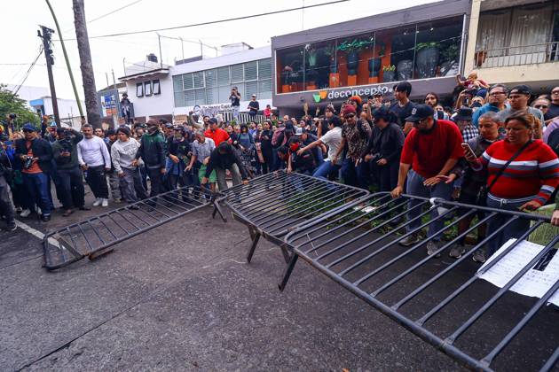 October 11, 2026: TO-45427- GUADALAJARA 11-10-2026. . La exigencia de agua limpia deriv& xf3; en momentos de tensi& xf3;n y violencia durante la marcha realizada este domingo en Guadalajara. Ciudadanos se movilizaron para denunciar la mala calidad del suministro en la Zona Metropolitana y exigir respuestas a las autoridades. La protesta, que lleg& xf3; a las inmediaciones de Casa Jalisco, registr& xf3; enfrentamientos entre manifestantes y polic& xed;as, as& xed; como reportes de detenciones, en una jornada que evidenci& xf3; el descontento social ante la problem& xe1;tica del agua..Guadalajara. Clasos.com.mx - ZUMAcs4_ 20261011_faa_cs4_023 Copyright: xDiegoxMorenox