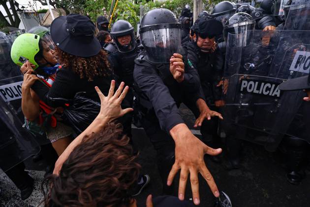 October 11, 2026: TO-45427- GUADALAJARA 11-10-2026. . La exigencia de agua limpia deriv& xf3; en momentos de tensi& xf3;n y violencia durante la marcha realizada este domingo en Guadalajara. Ciudadanos se movilizaron para denunciar la mala calidad del suministro en la Zona Metropolitana y exigir respuestas a las autoridades. La protesta, que lleg& xf3; a las inmediaciones de Casa Jalisco, registr& xf3; enfrentamientos entre manifestantes y polic& xed;as, as& xed; como reportes de detenciones, en una jornada que evidenci& xf3; el descontento social ante la problem& xe1;tica del agua..Guadalajara. Clasos.com.mx - ZUMAcs4_ 20261011_faa_cs4_101 Copyright: xDiegoxMorenox