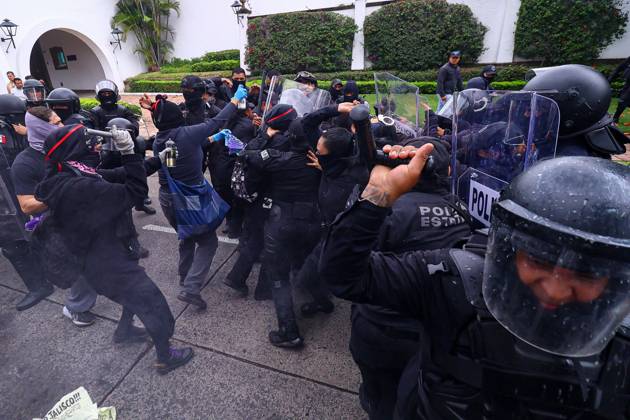 October 11, 2026: TO-45427- GUADALAJARA 11-10-2026. . La exigencia de agua limpia deriv& xf3; en momentos de tensi& xf3;n y violencia durante la marcha realizada este domingo en Guadalajara. Ciudadanos se movilizaron para denunciar la mala calidad del suministro en la Zona Metropolitana y exigir respuestas a las autoridades. La protesta, que lleg& xf3; a las inmediaciones de Casa Jalisco, registr& xf3; enfrentamientos entre manifestantes y polic& xed;as, as& xed; como reportes de detenciones, en una jornada que evidenci& xf3; el descontento social ante la problem& xe1;tica del agua..Guadalajara. Clasos.com.mx - ZUMAcs4_ 20261011_faa_cs4_111 Copyright: xDiegoxMorenox