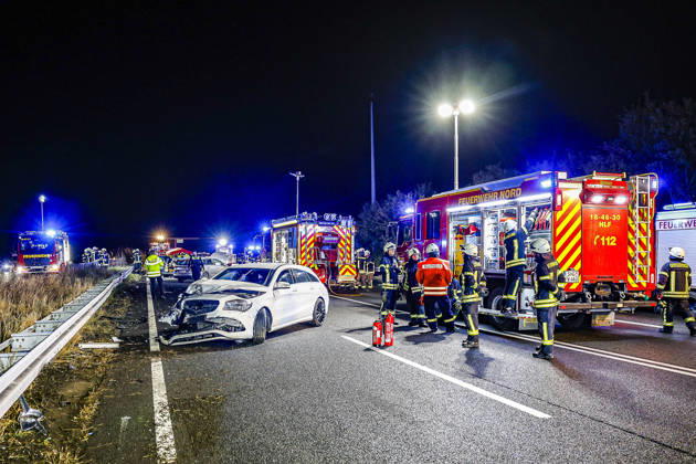 An 83-year-old man loses control of his Mercedes 300 SE classic car on the rain-slicked roadway of Highway 2. Traffic accident leaves 14 passengers injured; one seriously injured person is transported to the hospital by rescue helicopter. A2, View toward Wunstorf-Kolenfeld. The third Mercedes involved is in the