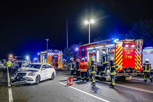 An 83-year-old man loses control of his Mercedes 300 SE classic car on the rain-slicked roadway of Highway 2. Traffic accident leaves 14 passengers injured; one seriously injured person is transported to the hospital by rescue helicopter. A2, View toward Wunstorf-Kolenfeld. The third Mercedes involved is in the