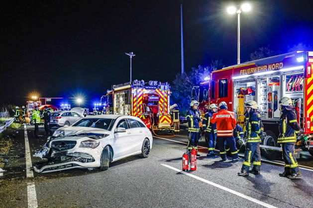 An 83-year-old man loses control of his Mercedes 300 SE classic car on the rain-slicked roadway of Highway 2. Traffic accident leaves 14 passengers injured; one seriously injured person is transported to the hospital by rescue helicopter. A2, View toward Wunstorf-Kolenfeld. The third Mercedes involved is in the