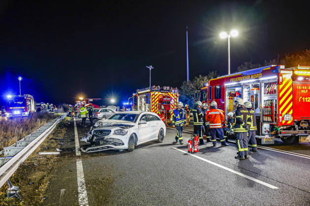An 83-year-old man loses control of his Mercedes 300 SE classic car on the rain-slicked roadway of Highway 2. Traffic accident leaves 14 passengers injured; one seriously injured person is transported to the hospital by rescue helicopter. A2, View toward Wunstorf-Kolenfeld. The third Mercedes involved is in the
