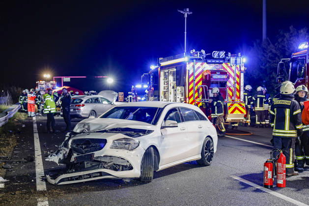 An 83-year-old man loses control of his Mercedes 300 SE classic car on the rain-slicked roadway of Highway 2. Traffic accident leaves 14 passengers injured; one seriously injured person is transported to the hospital by rescue helicopter. A2, View toward Wunstorf-Kolenfeld. The third Mercedes involved is in the