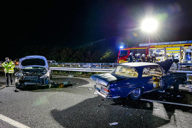 An 83-year-old man loses control of his Mercedes 300 SE classic car on the rain-slicked roadway of Highway 2. Traffic accident leaves 14 passengers injured; one seriously injured person is transported to A2 Hospital by rescue helicopter,