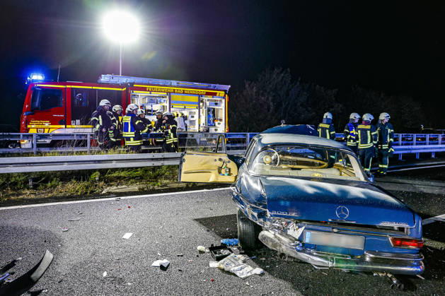 An 83-year-old man loses control of his Mercedes 300 SE classic car on the rain-slicked roadway of Highway 2. Traffic accident leaves 14 passengers injured; one seriously injured person is transported by rescue helicopter to A2 Hospital, Bad Nenndorf The 83-year-old driver involved in the accident is stopped on th