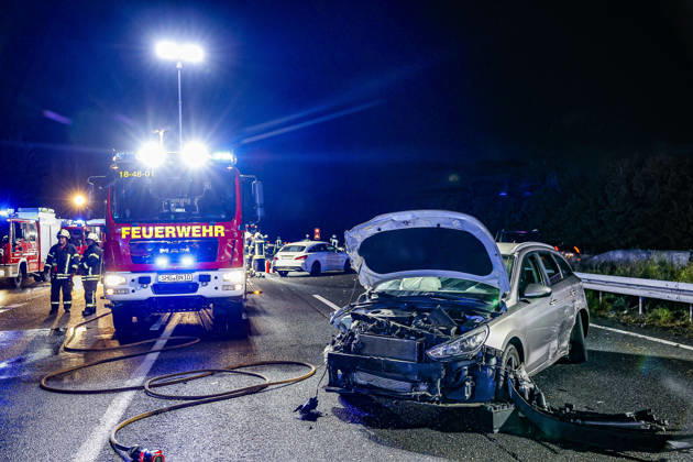 An 83-year-old man loses control of his Mercedes 300 SE classic car on the rain-slicked roadway of Highway 2. Traffic accident leaves 14 passengers injured; one seriously injured person is transported by rescue helicopter to A2 Hospital, Bad Nenndorf: A Hyundai, the second vehicle involved in the accident, is in the passing lane in Bad Nenndorf on