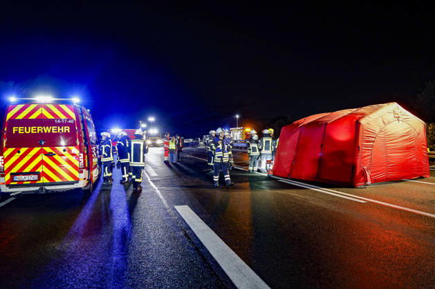 An 83-year-old man lost control of his Mercedes 300 SE classic car on the rain-slicked roadway of Highway 2. The traffic accident left 14 passengers injured; one seriously injured person was transported to the hospital by rescue helicopter. A2, View toward Lauenau. 11 passengers with minor injuries are being c