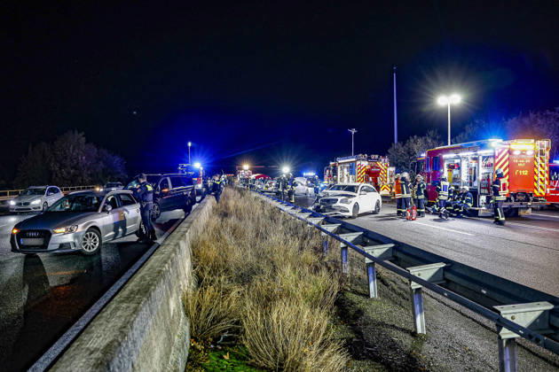 An 83-year-old man loses control of his Mercedes 300 SE classic car on the rain-slicked roadway of Highway 2. Traffic accident leaves 14 passengers injured; one seriously injured person is transported to the hospital by rescue helic