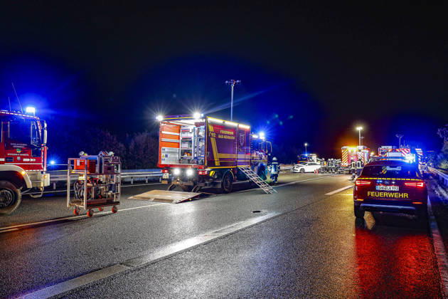 An 83-year-old man loses control of his Mercedes 300 SE classic car on the rain-slicked roadway of Highway 2. Traffic accident leaves 14 passengers injured; one seriously injured person is transported to the hospital by rescue helic