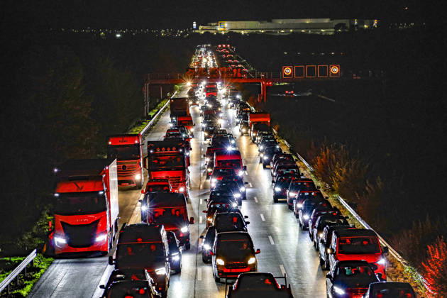 An 83-year-old man loses control of his Mercedes 300 SE classic car on the rain-slicked roadway of Highway 2. Traffic accident leaves 14 passengers injured; one seriously injured person is transported to the hospital by rescue helicopter. Highway 2, near Rodenberg, View toward Lauenau. Traffic is backed up for several kilomete