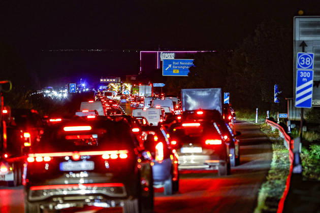 An 83-year-old man lost control of his Mercedes 300 SE classic car on the rain-slicked roadway of Highway 2. The traffic accident left 14 passengers injured; one seriously injured person was transported to the hospital by res