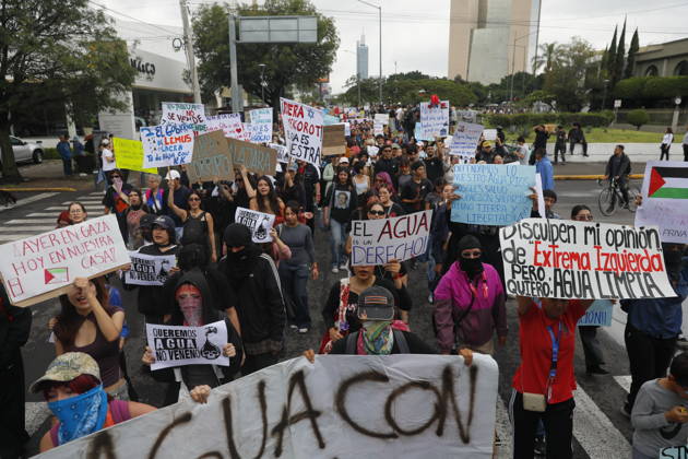 Guadalajara residents take to streets demanding clean and safe water GUADALAJARA, MEXICO - OCTOBER 11: Demonstrators march through the streets of Guadalajara, Jalisco state, Mexico, demanding clean and safe water during a massive rally on October 11, 2026. Thousands of residents mobilized to protest the severe contamination affecting the metropolitan area s drinking water supply, demanding an urgent response from local and state authorities. Stringer Anadolu Guadalajara Mexico. Editorial use only. Please get in touch for any other usage. Copyright: x2026xAnadoluxStringerx