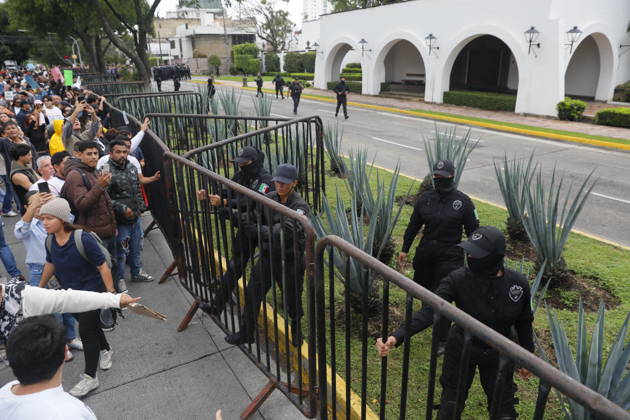 Guadalajara residents take to streets demanding clean and safe water GUADALAJARA, MEXICO - OCTOBER 11: Riot police clash with demonstrators outside the official Casa Jalisco residence during a protest over severe water contamination in Guadalajara, Mexico on October 11, 2026. Tensions flared outside the state governor s office as protesters, angered by the poor quality of drinking water in the metropolitan area, attempted to break through security lines. Stringer Anadolu Guadalajara Mexico. Editorial use only. Please get in touch for any other usage. Copyright: x2026xAnadoluxStringerx