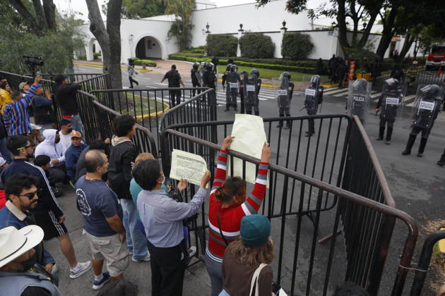Guadalajara residents take to streets demanding clean and safe water GUADALAJARA, MEXICO - OCTOBER 11: Riot police clash with demonstrators outside the official Casa Jalisco residence during a protest over severe water contamination in Guadalajara, Mexico on October 11, 2026. Tensions flared outside the state governor s office as protesters, angered by the poor quality of drinking water in the metropolitan area, attempted to break through security lines. Stringer Anadolu Guadalajara Mexico. Editorial use only. Please get in touch for any other usage. Copyright: x2026xAnadoluxStringerx