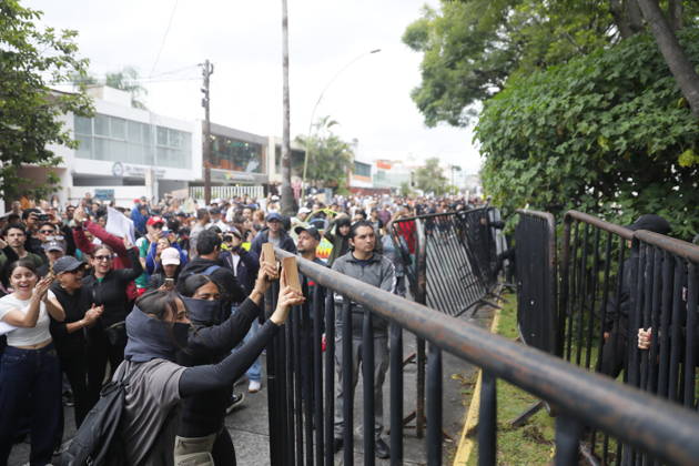 Guadalajara residents take to streets demanding clean and safe water GUADALAJARA, MEXICO - OCTOBER 11: Riot police clash with demonstrators outside the official Casa Jalisco residence during a protest over severe water contamination in Guadalajara, Mexico on October 11, 2026. Tensions flared outside the state governor s office as protesters, angered by the poor quality of drinking water in the metropolitan area, attempted to break through security lines. Stringer Anadolu Guadalajara Mexico. Editorial use only. Please get in touch for any other usage. Copyright: x2026xAnadoluxStringerx