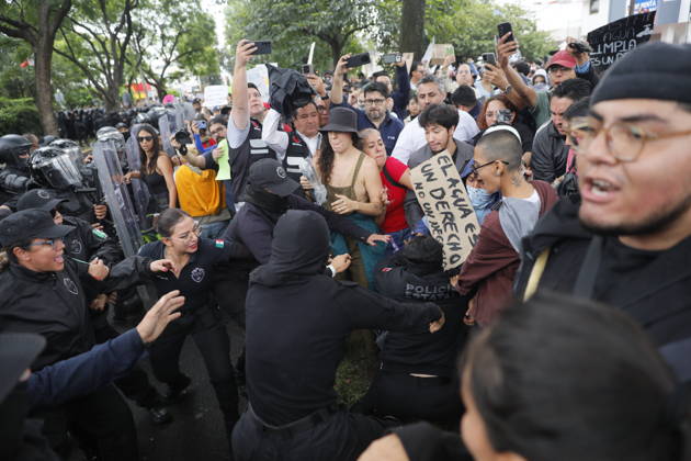 Guadalajara residents take to streets demanding clean and safe water GUADALAJARA, MEXICO - OCTOBER 11: Riot police clash with demonstrators outside the official Casa Jalisco residence during a protest over severe water contamination in Guadalajara, Mexico on October 11, 2026. Tensions flared outside the state governor s office as protesters, angered by the poor quality of drinking water in the metropolitan area, attempted to break through security lines. Stringer Anadolu Guadalajara Mexico. Editorial use only. Please get in touch for any other usage. Copyright: x2026xAnadoluxStringerx