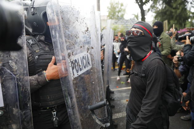Guadalajara residents take to streets demanding clean and safe water GUADALAJARA, MEXICO - OCTOBER 11: Riot police clash with demonstrators outside the official Casa Jalisco residence during a protest over severe water contamination in Guadalajara, Mexico on October 11, 2026. Tensions flared outside the state governor s office as protesters, angered by the poor quality of drinking water in the metropolitan area, attempted to break through security lines. Stringer Anadolu Guadalajara Mexico. Editorial use only. Please get in touch for any other usage. Copyright: x2026xAnadoluxStringerx