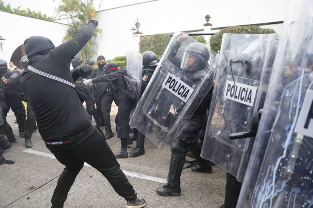 Guadalajara residents take to streets demanding clean and safe water GUADALAJARA, MEXICO - OCTOBER 11: Riot police clash with demonstrators outside the official Casa Jalisco residence during a protest over severe water contamination in Guadalajara, Mexico on October 11, 2026. Tensions flared outside the state governor s office as protesters, angered by the poor quality of drinking water in the metropolitan area, attempted to break through security lines. Stringer Anadolu Guadalajara Mexico. Editorial use only. Please get in touch for any other usage. Copyright: x2026xAnadoluxStringerx