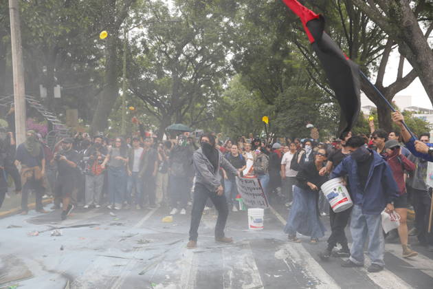 Guadalajara residents take to streets demanding clean and safe water GUADALAJARA, MEXICO - OCTOBER 11: Riot police clash with demonstrators outside the official Casa Jalisco residence during a protest over severe water contamination in Guadalajara, Mexico on October 11, 2026. Tensions flared outside the state governor s office as protesters, angered by the poor quality of drinking water in the metropolitan area, attempted to break through security lines. Stringer Anadolu Guadalajara Mexico. Editorial use only. Please get in touch for any other usage. Copyright: x2026xAnadoluxStringerx