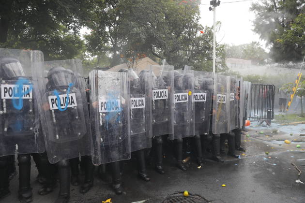 Guadalajara residents take to streets demanding clean and safe water GUADALAJARA, MEXICO - OCTOBER 11: Riot police clash with demonstrators outside the official Casa Jalisco residence during a protest over severe water contamination in Guadalajara, Mexico on October 11, 2026. Tensions flared outside the state governor s office as protesters, angered by the poor quality of drinking water in the metropolitan area, attempted to break through security lines. Stringer Anadolu Guadalajara Mexico. Editorial use only. Please get in touch for any other usage. Copyright: x2026xAnadoluxStringerx