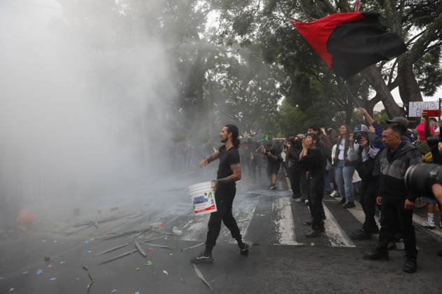 Guadalajara residents take to streets demanding clean and safe water GUADALAJARA, MEXICO - OCTOBER 11: Riot police clash with demonstrators outside the official Casa Jalisco residence during a protest over severe water contamination in Guadalajara, Mexico on October 11, 2026. Tensions flared outside the state governor s office as protesters, angered by the poor quality of drinking water in the metropolitan area, attempted to break through security lines. Stringer Anadolu Guadalajara Mexico. Editorial use only. Please get in touch for any other usage. Copyright: x2026xAnadoluxStringerx