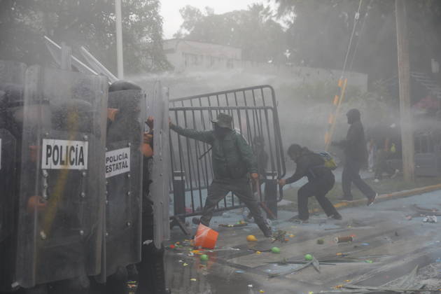 Guadalajara residents take to streets demanding clean and safe water GUADALAJARA, MEXICO - OCTOBER 11: Riot police clash with demonstrators outside the official Casa Jalisco residence during a protest over severe water contamination in Guadalajara, Mexico on October 11, 2026. Tensions flared outside the state governor s office as protesters, angered by the poor quality of drinking water in the metropolitan area, attempted to break through security lines. Stringer Anadolu Guadalajara Mexico. Editorial use only. Please get in touch for any other usage. Copyright: x2026xAnadoluxStringerx
