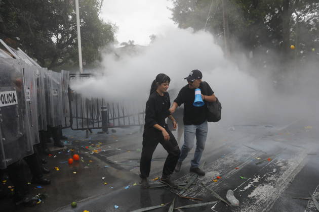 Guadalajara residents take to streets demanding clean and safe water GUADALAJARA, MEXICO - OCTOBER 11: Riot police clash with demonstrators outside the official Casa Jalisco residence during a protest over severe water contamination in Guadalajara, Mexico on October 11, 2026. Tensions flared outside the state governor s office as protesters, angered by the poor quality of drinking water in the metropolitan area, attempted to break through security lines. Stringer Anadolu Guadalajara Mexico. Editorial use only. Please get in touch for any other usage. Copyright: x2026xAnadoluxStringerx