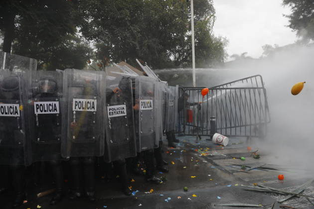 Guadalajara residents take to streets demanding clean and safe water GUADALAJARA, MEXICO - OCTOBER 11: Riot police clash with demonstrators outside the official Casa Jalisco residence during a protest over severe water contamination in Guadalajara, Mexico on October 11, 2026. Tensions flared outside the state governor s office as protesters, angered by the poor quality of drinking water in the metropolitan area, attempted to break through security lines. Stringer Anadolu Guadalajara Mexico. Editorial use only. Please get in touch for any other usage. Copyright: x2026xAnadoluxStringerx