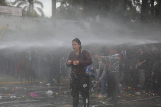 Guadalajara residents take to streets demanding clean and safe water GUADALAJARA, MEXICO - OCTOBER 11: Riot police clash with demonstrators outside the official Casa Jalisco residence during a protest over severe water contamination in Guadalajara, Mexico on October 11, 2026. Tensions flared outside the state governor s office as protesters, angered by the poor quality of drinking water in the metropolitan area, attempted to break through security lines. Stringer Anadolu Guadalajara Mexico. Editorial use only. Please get in touch for any other usage. Copyright: x2026xAnadoluxStringerx