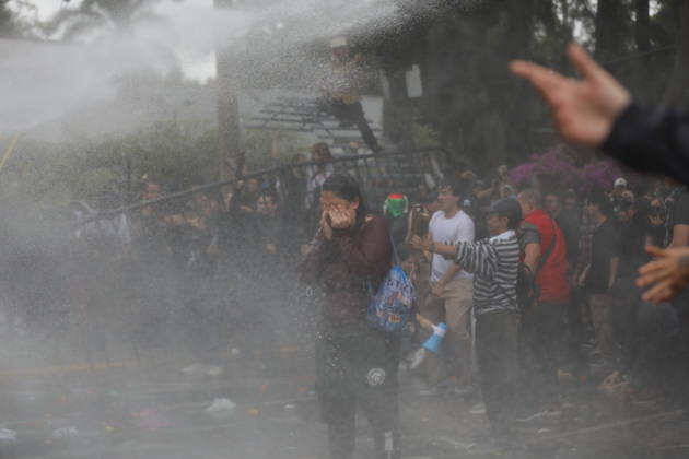 Guadalajara residents take to streets demanding clean and safe water GUADALAJARA, MEXICO - OCTOBER 11: Riot police clash with demonstrators outside the official Casa Jalisco residence during a protest over severe water contamination in Guadalajara, Mexico on October 11, 2026. Tensions flared outside the state governor s office as protesters, angered by the poor quality of drinking water in the metropolitan area, attempted to break through security lines. Stringer Anadolu Guadalajara Mexico. Editorial use only. Please get in touch for any other usage. Copyright: x2026xAnadoluxStringerx