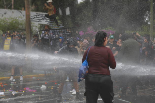 Guadalajara residents take to streets demanding clean and safe water GUADALAJARA, MEXICO - OCTOBER 11: Riot police clash with demonstrators outside the official Casa Jalisco residence during a protest over severe water contamination in Guadalajara, Mexico on October 11, 2026. Tensions flared outside the state governor s office as protesters, angered by the poor quality of drinking water in the metropolitan area, attempted to break through security lines. Stringer Anadolu Guadalajara Mexico. Editorial use only. Please get in touch for any other usage. Copyright: x2026xAnadoluxStringerx