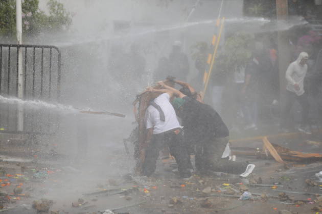 Guadalajara residents take to streets demanding clean and safe water GUADALAJARA, MEXICO - OCTOBER 11: Riot police clash with demonstrators outside the official Casa Jalisco residence during a protest over severe water contamination in Guadalajara, Mexico on October 11, 2026. Tensions flared outside the state governor s office as protesters, angered by the poor quality of drinking water in the metropolitan area, attempted to break through security lines. Stringer Anadolu Guadalajara Mexico. Editorial use only. Please get in touch for any other usage.  Copyright: x2026xAnadoluxStringerx