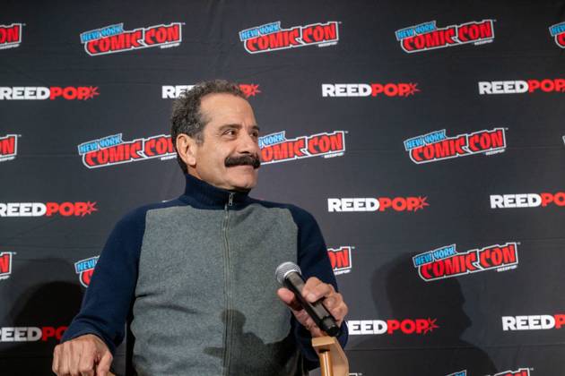 October 11, 2026, New York, New York, United States: Tony Shalhoub speaks at a panel discussion for CBS s new crime-solving drama EINSTEIN!.during New York Comic Con 2026 at The Jacob K. Javits Convention Center on October 11, 2026 in New York City. New York United States - ZUMAs197 20261011_aaa_s197_366 Copyright: xRonxAdarx