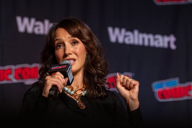 October 11, 2026, New York, New York, United States: Jennifer Beals speaks at a panel discussion for CBS new series NCIS: NEW YORK.during New York Comic Con 2026 at The Jacob K. Javits Convention Center on October 11, 2026 in New York City. New York United States - ZUMAs197 20261011_aaa_s197_470 Copyright: xRonxAdarx