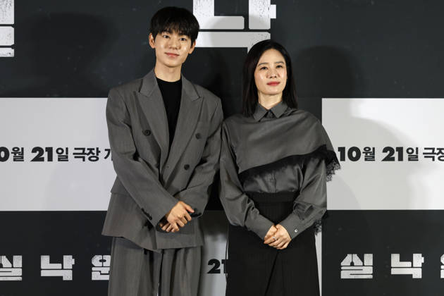 ˜Paradise Lost™ director, cast attend press conference in Seoul South Korean actors Bae Hyun-sung (L) and Kim Hyun-joo pose for photos during a media press conference for the movie Paradise Lost in Seoul, South Korea, on October 12, 2026. The psychological thriller film follows a mother who copes with loss through an AI version of her missing son, only to face confusion and tension when her real son mysteriously reappears after nine years. Seoul South Korea Copyright: xMatrixxImagesx xJungxUi-Chelx