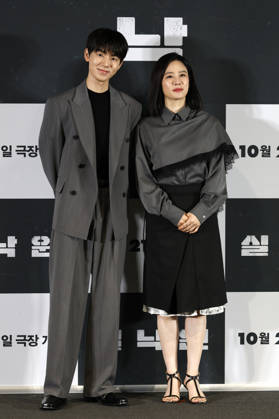 ˜Paradise Lost™ director, cast attend press conference in Seoul South Korean actors Bae Hyun-sung (L) and Kim Hyun-joo pose for photos during a media press conference for the movie Paradise Lost in Seoul, South Korea, on October 12, 2026. The psychological thriller film follows a mother who copes with loss through an AI version of her missing son, only to face confusion and tension when her real son mysteriously reappears after nine years. Seoul South Korea Copyright: xMatrixxImagesx xJungxUi-Chelx