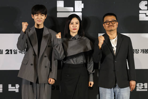 ˜Paradise Lost™ director, cast attend press conference in Seoul (L-R) South Korean actors Bae Hyun-sung and Kim Hyun-joo, along with film director Yeon Sang-ho, pose for photos during a media press conference for the movie Paradise Lost in Seoul, South Korea, on October 12, 2026. The psychological thriller film follows a mother who copes with loss through an AI version of her missing son, only to face confusion and tension when her real son mysteriously reappears after nine years. Seoul South Korea Copyright: xMatrixxImagesx xJungxUi-Chelx