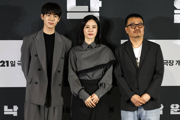˜Paradise Lost™ director, cast attend press conference in Seoul (L-R) South Korean actors Bae Hyun-sung and Kim Hyun-joo, along with film director Yeon Sang-ho, pose for photos during a media press conference for the movie Paradise Lost in Seoul, South Korea, on October 12, 2026. The psychological thriller film follows a mother who copes with loss through an AI version of her missing son, only to face confusion and tension when her real son mysteriously reappears after nine years. Seoul South Korea Copyright: xMatrixxImagesx xJungxUi-Chelx