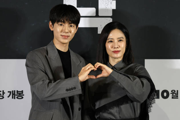 ˜Paradise Lost™ director, cast attend press conference in Seoul South Korean actors Bae Hyun-sung (L) and Kim Hyun-joo pose for photos during a media press conference for the movie Paradise Lost in Seoul, South Korea, on October 12, 2026. The psychological thriller film follows a mother who copes with loss through an AI version of her missing son, only to face confusion and tension when her real son mysteriously reappears after nine years. Seoul South Korea Copyright: xMatrixxImagesx xJungxUi-Chelx