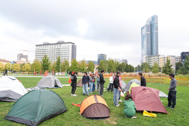 RECORD DATE NOT STATED IPA89591482 - Milan, October 12, 2026: Tents at the Biblioteca degli Alberi: University students from the Unione degli Universitari (UDU) are camping out to protest the high cost of living and skyrocketing rents  Copyright: xx xDuilioxPiaggesix IPA89591482.jpeg