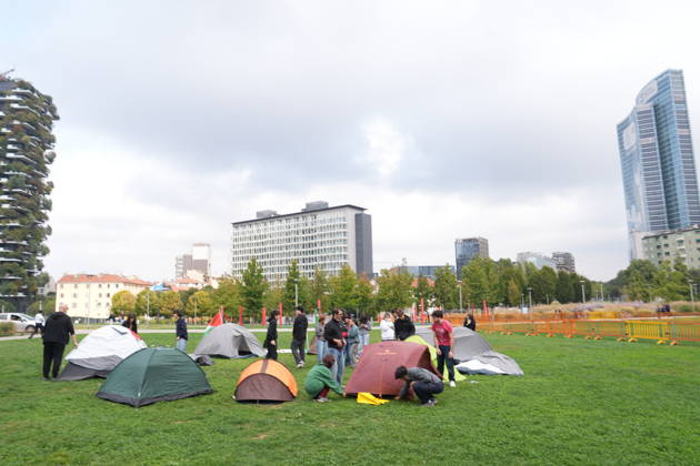 RECORD DATE NOT STATED IPA89591492 - Milan, October 12, 2026: Tents at the Biblioteca degli Alberi: University students from the Unione degli Universitari (UDU) are camping out to protest the high cost of living and skyrocketing rents  Copyright: xx xDuilioxPiaggesix IPA89591492.jpeg