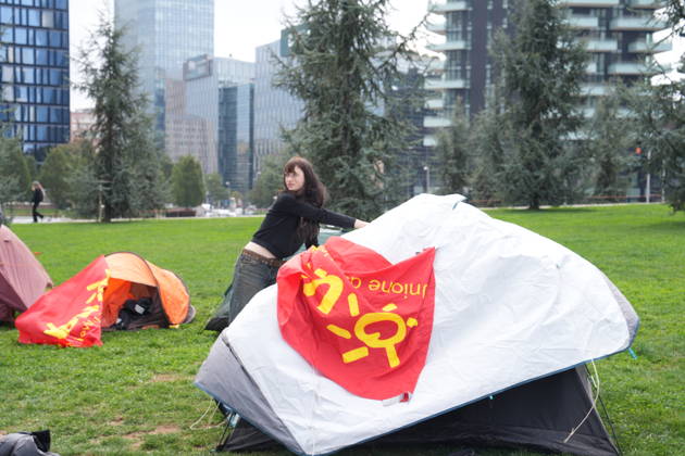 RECORD DATE NOT STATED IPA89591493 - Milan, October 12, 2026: Tents at the Biblioteca degli Alberi: University students from the Unione degli Universitari (UDU) are camping out to protest the high cost of living and skyrocketing rents  Copyright: xx xDuilioxPiaggesix IPA89591493.jpeg