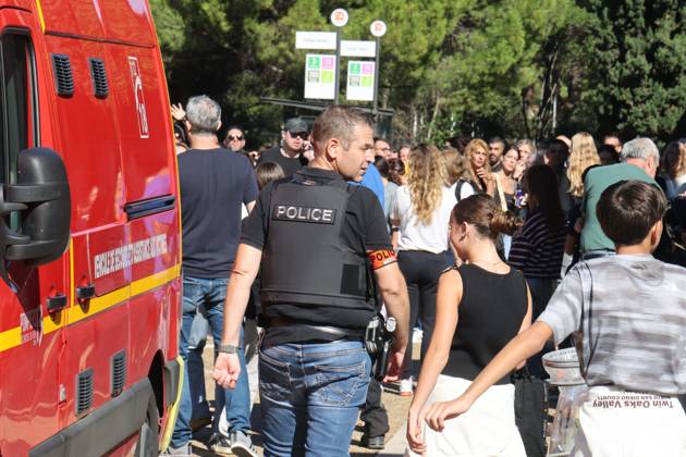 Shooting at Lakanal Middle School PHOTOPQR LA PROVENCE Stephane DUCLET Aubagne 12 10 2026 On Monday morning, the principal of Lakanal Middle School in Aubagne was On Monday morning, the principal of Lakanal Middle School in Aubagne was wounded in the leg after being shot. A 37-year-old teacher was also hit, while the alleged perpetrator, a 14-year-old middle school student, was arrested. Parents are coming to pick up their children. On October 12, 2026, the principal of a middle school in Aubagne, Bouches-du-Rhône, and a teacher were wounded by a shot fired from a hunting rifle by a student who had entered the school armed with a shotgun. Aubagne, Bouches-du-Rhône, France Copyright: xPHOTOPQR LAxPROVENCE MAXPPPxStephanexDUCLETx 20261012PVL0330 20261012PVL0330