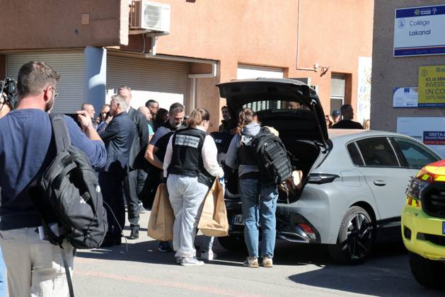Shooting at Lakanal Middle School PHOTOPQR LA PROVENCE Stephane DUCLET Aubagne 12 10 2026 On Monday morning, the principal of Lakanal Middle School in Aubagne was On Monday morning, the principal of Lakanal Middle School in Aubagne was wounded in the leg after being shot. A 37-year-old teacher was also hit, while the alleged perpetrator, a 14-year-old middle school student, was arrested. On October 12, 2026, the principal of a middle school in Aubagne, Bouches-du-Rhône, and a teacher were wounded by a shot from a hunting rifle fired by a student who had entered the school armed with a shotgun. Aubagne, Bouches-du-Rhône, France Copyright: xPHOTOPQR LAxPROVENCE MAXPPPxStephanexDUCLETx 20261012PVL0343 20261012PVL0343