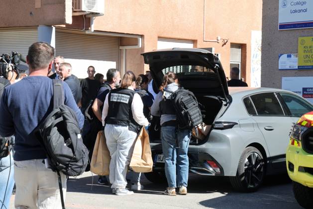 Shooting at Lakanal Middle School PHOTOPQR LA PROVENCE Stephane DUCLET Aubagne 12 10 2026 On Monday morning, the principal of Lakanal Middle School in Aubagne was On Monday morning, the principal of Lakanal Middle School in Aubagne was wounded in the leg after being shot. A 37-year-old teacher was also hit, while the alleged perpetrator, a 14-year-old middle school student, was arrested. On October 12, 2026, the principal of a middle school in Aubagne, Bouches-du-Rhône, and a teacher were wounded by a shot from a hunting rifle fired by a student who had entered the school armed with a shotgun. Aubagne, Bouches-du-Rhône, France Copyright: xPHOTOPQR LAxPROVENCE MAXPPPxStephanexDUCLETx 20261012PVL0347 20261012PVL0347