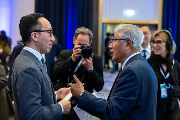 World Health Summit 2026 Weltgesundheitsgipfel 2. Tag Deutschland, Berlin am 12. Oktober 2026: Veröffentlichung des Abschlussberichts (Capstone Insights Report) des Global Preparedness Monitoring Board (GPMB). Launch of the GPMB Capstone Insights Report Getting Ahead of Pandemic Risk: Insights from Eight Years of Global Monitoring. Links im Bild: Dr. Gabriel Leung Direktor der Institute of Philanthropy (IoP) Hongkong, Sonderverwaltungsregion (SAR) China. Director Institute of Philanthropy (IoP) Hong Kong SAR, China redet mit Panelist Prof. Dr. Victor J. Dzau Mitglied des Global Preparedness Monitoring Board (GPMB) Duke University¨James B. Duke Distinguished Professor für Medizin¨Emeritierter Kanzler (Chancellor Emeritu