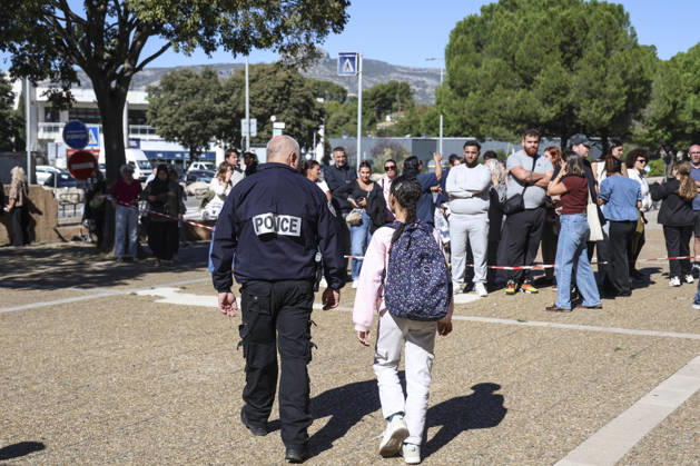 Parents Pick Up Their Child: Middle School Principal and Teacher Shot; 14-Year-Old Shooter Arrested at Joseph Lakanal Middle School in Aubagne, France, October 12, 2026 Meddah Bestimage Joseph Lakanal Middle School after a principal was injured by a 12-gauge hunting rifle shot and a teenager was arrested in Aubagne, southern France, on October 12, 2026. The principal was struck by a 12-gauge hunting rifle shot, the same source specified, adding that a member of the teaching staff was also struck. The victim’s life is not in danger. Aubagne, France  Copyright: xMeddahx xBestimagexMeddahx xBestimagex