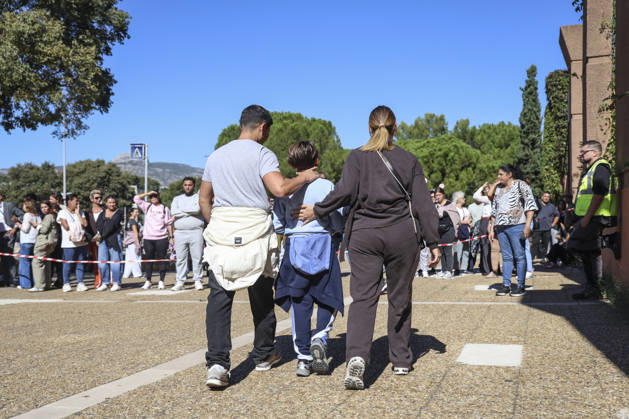 Parents Pick Up Their Child: Middle School Principal and Teacher Shot; 14-Year-Old Shooter Arrested at Joseph Lakanal Middle School in Aubagne, France, October 12, 2026 Meddah Bestimage Joseph Lakanal Middle School after a principal was injured by a 12-gauge hunting rifle shot and a teenager was arrested in Aubagne, southern France, on October 12, 2026. The principal was struck by a 12-gauge hunting rifle shot, the same source specified, adding that a member of the teaching staff was also struck. The victim’s life is not in danger. Aubagne, France  Copyright: xMeddahx xBestimagexMeddahx xBestimagex